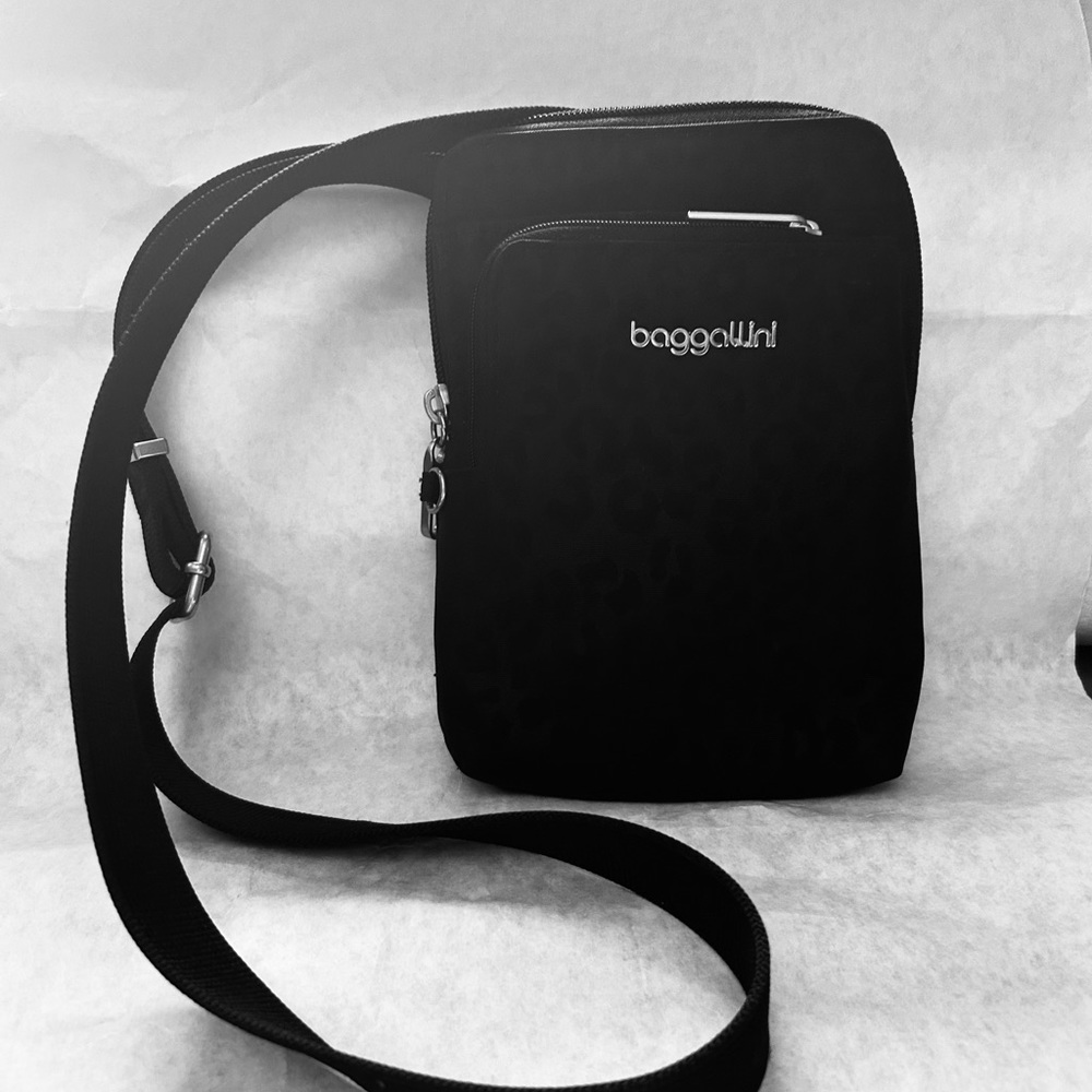 Baggallini anti- theft small crosdbody bag